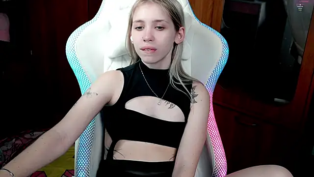 ho1yho1e online show from November 4, 2025, 5:50 pm