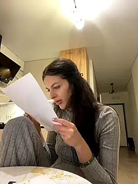 little belucci online show from November 28, 2025, 2:28 pm