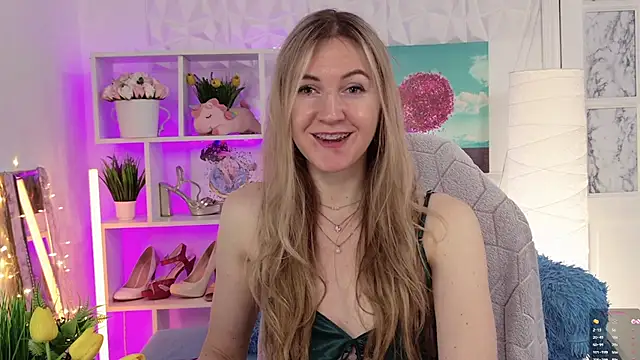 Snapshot of Hello_Lisha chatting on February 3, 2025, 8:35 am Hello Lisha online show from February 3, 2025, 8:35 am