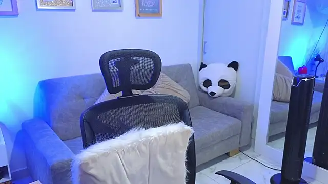 annylouis online show from November 9, 2025, 7:29 pm