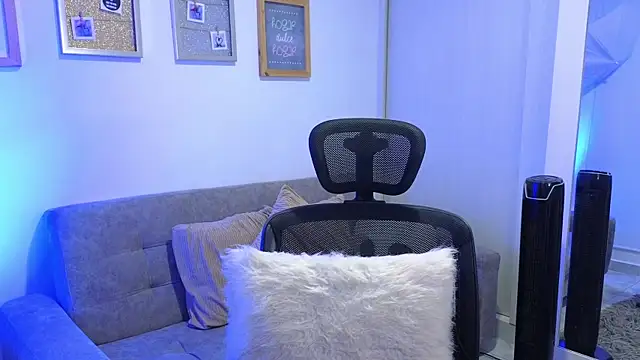 annylouis online show from November 19, 2025, 7:36 pm