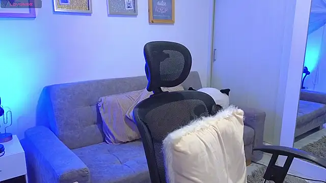 annylouis online show from November 24, 2025, 7:14 pm