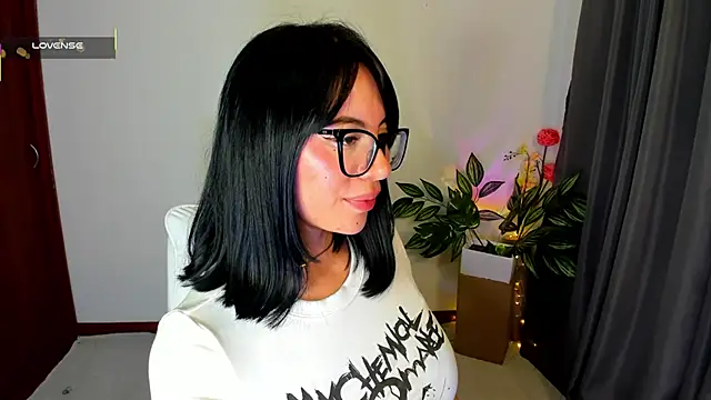 Snapshot of Silvanna-Moree chatting on February 16, 2026, 5:11 pm Silvanna-Moree online show from February 16, 2026, 5:11 pm