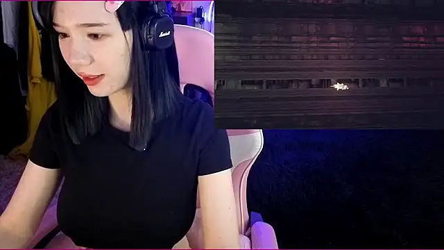 Snapshot of Maya_Viola chatting on October 13, 2025, 6:04 am Maya Viola online show from October 13, 2025, 6:04 am