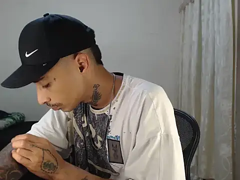 Snapshot of emiliano_hottt chatting on October 27, 2025, 12:33 am emiliano hottt online show from October 27, 2025, 12:33 am