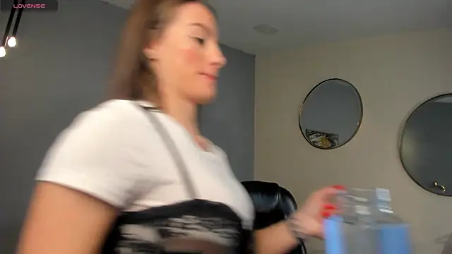 MaryLewis  online show from January 12, 2026, 1:07 pm