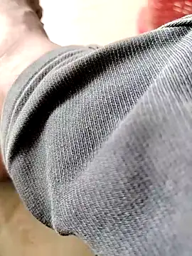 pariraj001 online show from September 25, 2025, 4:29 am