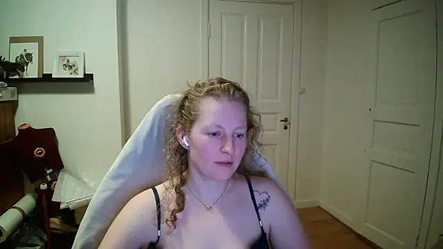 Girlnina-1995 online show from March 4, 2026, 8:49 pm