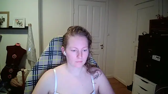 Girlnina-1995 online show from January 15, 2026, 9:01 am