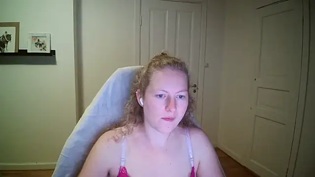 Girlnina-1995 online show from October 13, 2025, 8:21 pm