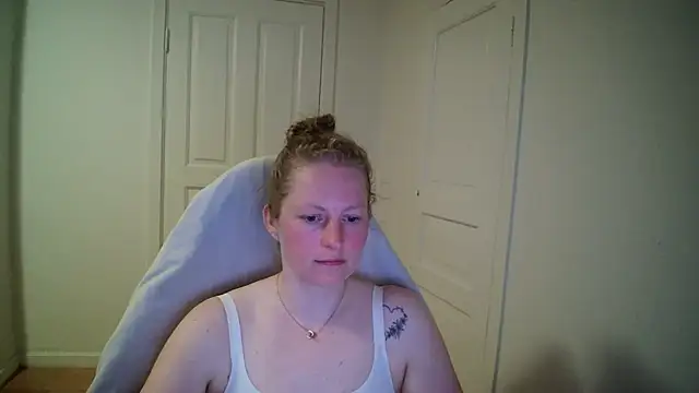 Girlnina-1995 online show from April 21, 2026, 6:14 pm