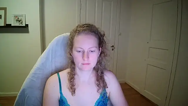 Girlnina-1995 online show from November 4, 2025, 8:56 pm