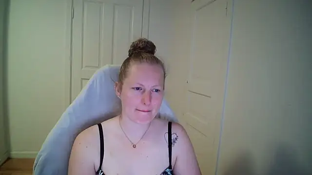 Girlnina-1995 online show from May 18, 2026, 8:30 am