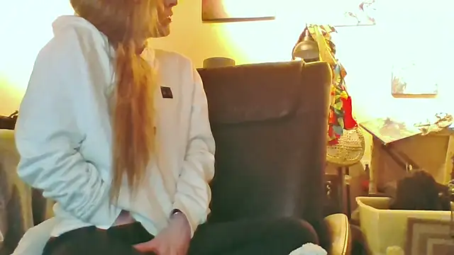 eatmeplease44 online show from October 18, 2025, 5:20 am