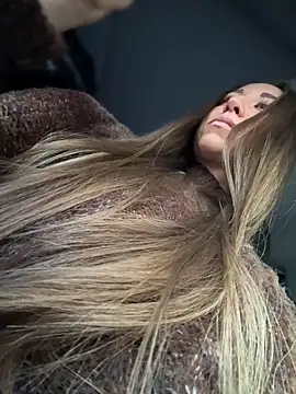 Snapshot of EvaCatt chatting on November 18, 2025, 3:32 am EvaCatt online show from November 18, 2025, 3:32 am