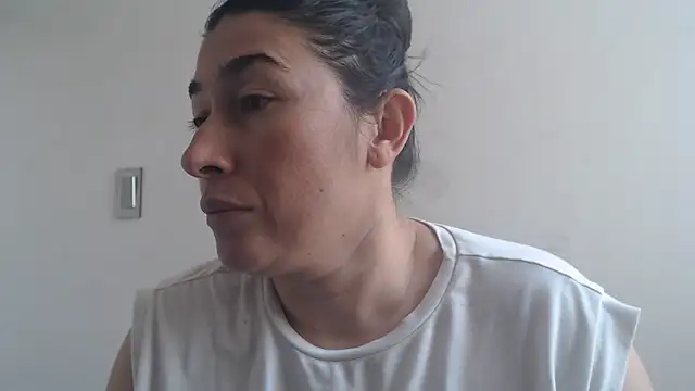 Snapshot of andreaisis2 chatting on May 24, 2026, 6:52 pm andreaisis2 online show from May 24, 2026, 6:52 pm