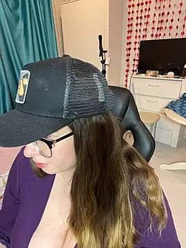 Snapshot of DienkaGreen chatting on February 8, 2026, 9:56 pm DienkaGreen online show from February 8, 2026, 9:56 pm