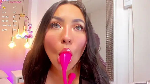 dulcepatersson1  online show from July 19, 2026, 9:44 pm