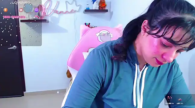 Snapshot of Vannessa__Shy chatting on February 25, 2025, 9:37 pm Vannessa Shy online show from February 25, 2025, 9:37 pm