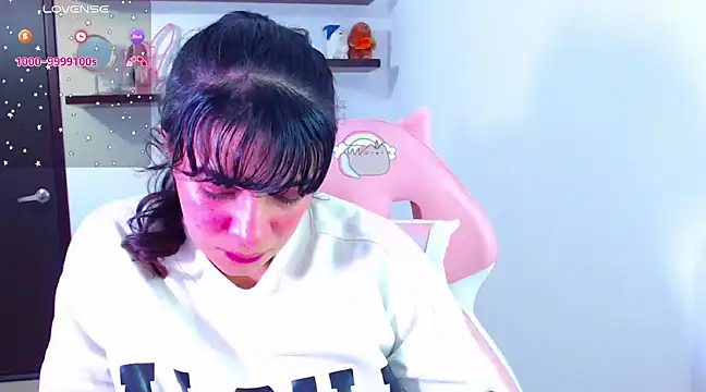 Snapshot of Vannessa__Shy chatting on February 24, 2025, 9:20 pm Vannessa Shy online show from February 24, 2025, 9:20 pm