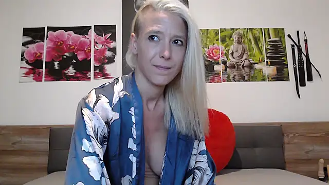 Naschkatze01 online show from September 26, 2025, 4:14 pm