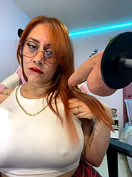 Luna Paris  online show from October 28, 2025, 2:27 pm