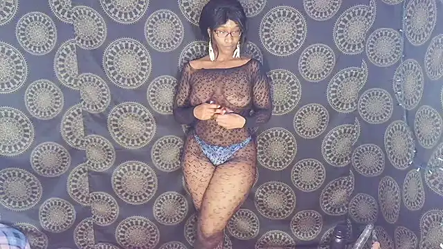 Snapshot of LunaRai chatting on January 10, 2026, 12:06 am LunaRai online show from January 10, 2026, 12:06 am