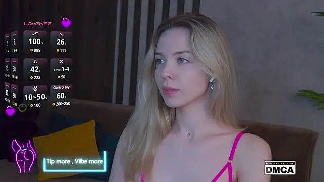 Snapshot of Holl1Would chatting on February 23, 2025, 6:28 am Holl1Would online show from February 23, 2025, 6:28 am