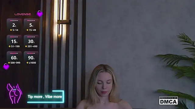 Snapshot of Holl1Would chatting on March 19, 2025, 10:53 pm Holl1Would online show from March 19, 2025, 10:53 pm