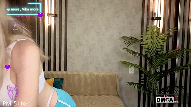 Snapshot of Holl1Would chatting on December 21, 2025, 7:26 pm Holl1Would online show from December 21, 2025, 7:26 pm