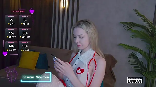 Snapshot of Holl1Would chatting on March 14, 2025, 3:48 am Holl1Would online show from March 14, 2025, 3:48 am