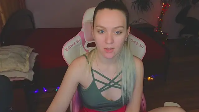 Snapshot of CyrilaPuff chatting on December 17, 2024, 8:23 am CyrilaPuff online show from December 17, 2024, 8:23 am