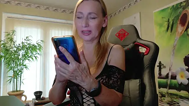 Snapshot of HotLana69 chatting on May 11, 2026, 4:04 pm HotLana69 online show from May 11, 2026, 4:04 pm