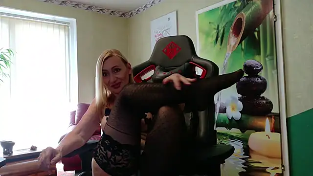 Snapshot of HotLana69 chatting on September 20, 2025, 11:04 am HotLana69 online show from September 20, 2025, 11:04 am