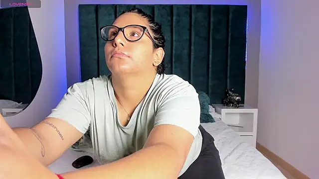 DanielleEvans  online show from January 9, 2026, 11:28 am