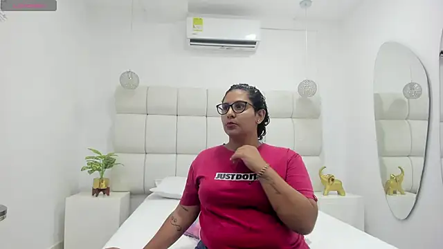 DanielleEvans  online show from November 4, 2025, 11:25 am