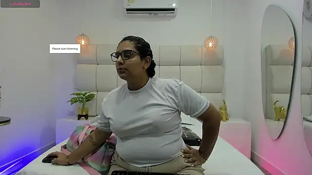 DanielleEvans  online show from November 2, 2025, 11:15 am