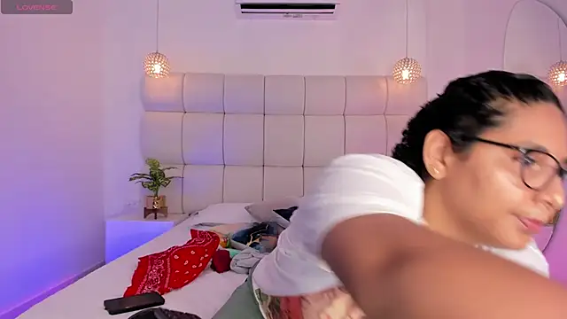 DanielleEvans  online show from November 21, 2025, 11:20 am