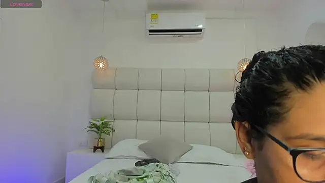 DanielleEvans  online show from November 18, 2025, 11:24 am