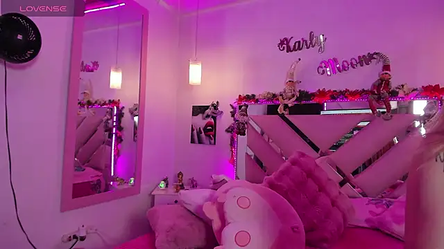 Snapshot of Karly_moon chatting on December 6, 2024, 7:15 am Karly moon online show from December 6, 2024, 7:15 am