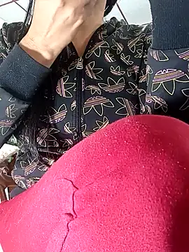 kelly dirty  online show from November 6, 2025, 12:42 pm