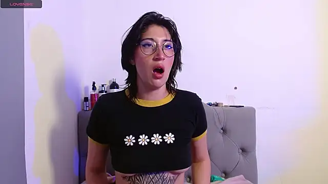 Red-moon1 online show from March 8, 2025, 12:09 pm