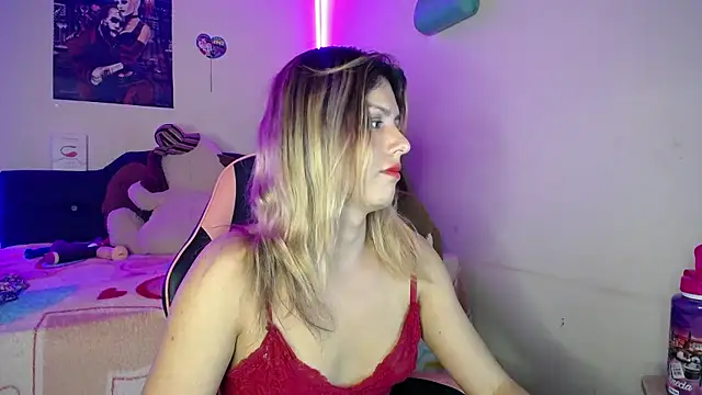 yuliana 19 online show from December 13, 2025, 8:04 pm