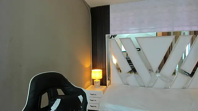 Linda4Petite online show from April 19, 2026, 1:45 pm