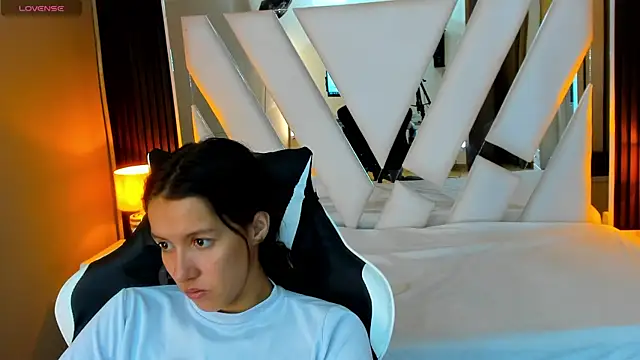 Linda4Petite online show from October 5, 2025, 1:24 pm