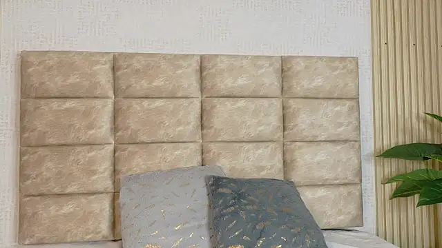 CameronCollins  online show from April 16, 2026, 9:39 pm