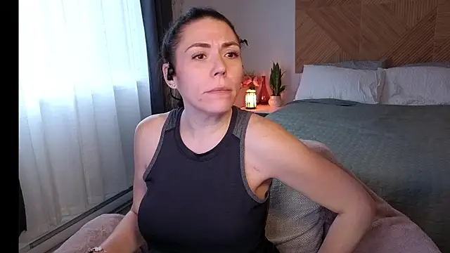 Ellie-L-Elizabeth online show from April 14, 2026, 6:35 pm