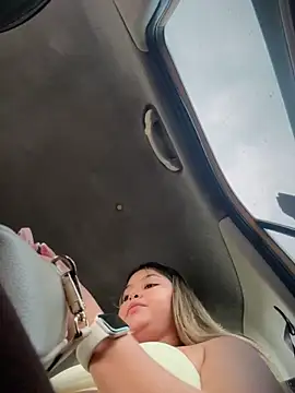 lunablossom  online show from April 15, 2026, 7:58 pm