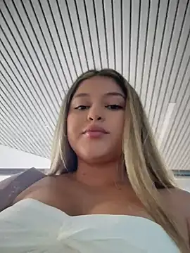 Snapshot of lunablossom_ chatting on June 5, 2026, 9:09 pm lunablossom online show from June 5, 2026, 9:09 pm