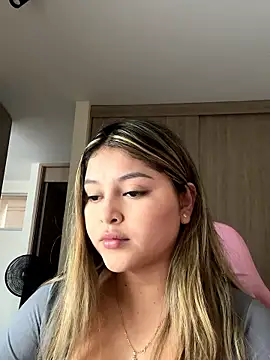 Snapshot of lunablossom_ chatting on January 13, 2026, 10:13 pm lunablossom online show from January 13, 2026, 10:13 pm